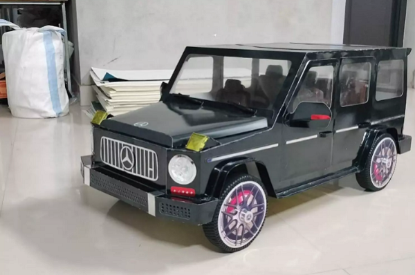 Chiếc xe giả thương hiệu Mercedes với giá là 6 triệu đồng. (Ảnh: Zing.vn).