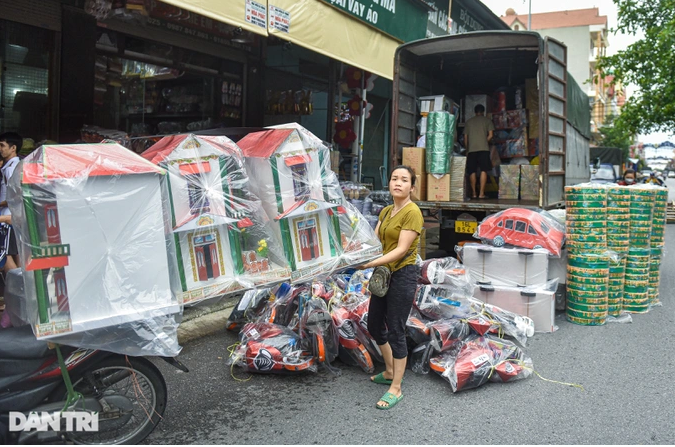 Các cửa hàng vàng mã ở Song Hồ (Thuận Thành, Bắc Ninh) cũng tất bật sản xuất các mặt hàng nhà cửa mô phỏng để phục vụ người "cõi âm". (Ảnh: Dân Trí).