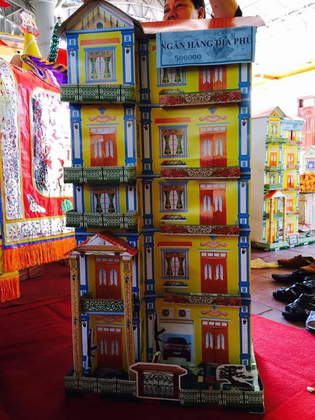 Những người thợ làm vàng mã có sản xuất ra cả các tòa nhà ngân hàng 5 tầng, hay biệt thự “khủng” theo mô hình cho người âm dịp rằm tháng 7. (Ảnh: Người đưa tin).