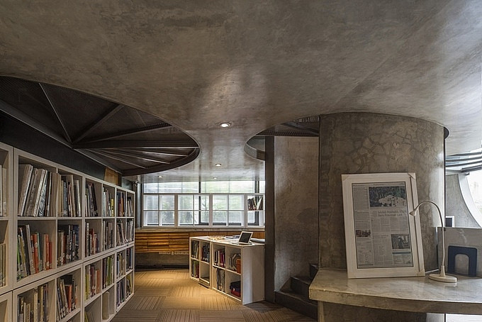 Kiến trúc sư sử dụng kỹ thuật tách kết cấu giàn mặt phẳng thép làm mái.