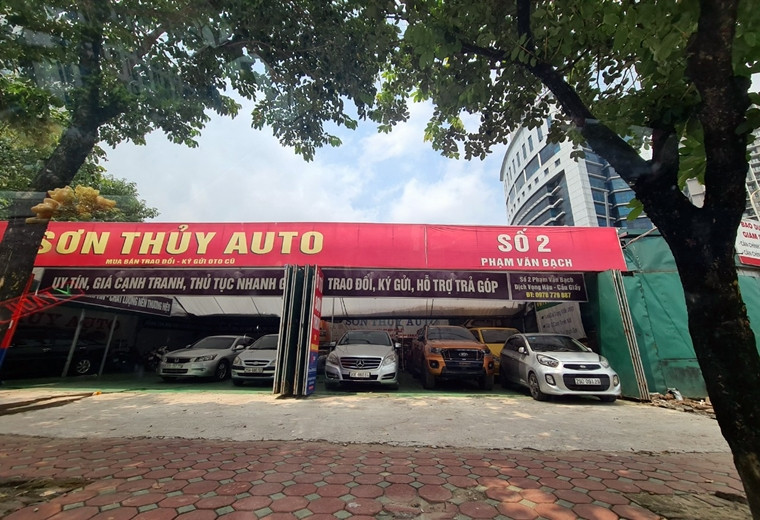Khu trưng bày đề biển hiệu “Sơn Thủy Auto” số 2 Phạm Văn Bạch vẫn mở cửa, bán nhiều chiếc xe ô tô cũ mới của các hãng.