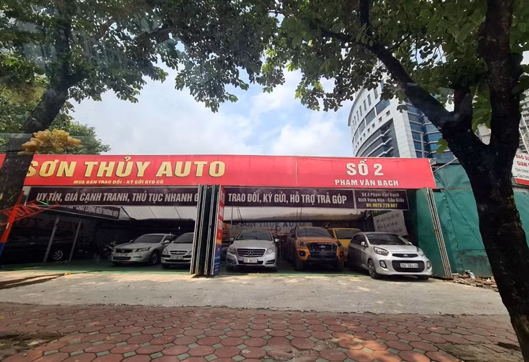 Khu trưng bày đề biển hiệu “Sơn Thủy Auto” số 2 Phạm Văn Bạch vẫn mở cửa, bán nhiều chiếc xe ô tô cũ mới của các hãng.