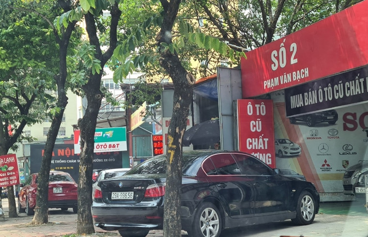 Luật sư Hoàng Tùng (Đoàn luật sư TP Hà Nội) cho rằng, việc “xẻ thịt” lô đất D27 phố Phạm Văn Bạch đã cho thấy những vi phạm nghiêm trọng các quy định pháp luật về đất đai. Chưa kể về các dấu hiệu “buông lỏng quản lý”, “bảo kê” nhằm phục vụ “lợi ích nhóm”? Nếu không có, thì sao những nhà xưởng, gara ô tô… này có thể dễ dàng tồn tại hoạt động trong thời gian lâu dài?