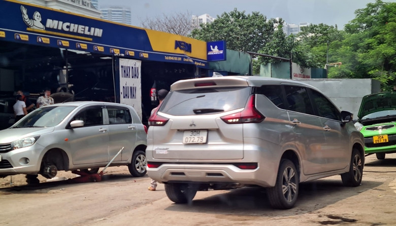 Trong quá trình hoạt động, một số gara còn ngang nhiên lấn chiếm lòng đường, vỉa hè để phục vụ cho mục đích kinh doanh, gây cản trở giao thông.