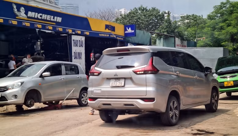 Trong quá trình hoạt động, một số gara còn ngang nhiên lấn chiếm lòng đường, vỉa hè để phục vụ cho mục đích kinh doanh, gây cản trở giao thông.