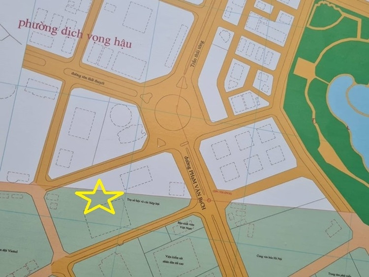 Nhìn từ bản đồ quy hoạch, lô đất D27 (đánh dấu sao màu vàng) thuộc địa giới hành chính của hai phường Dịch Vọng Hậu và phường Yên Hòa.
