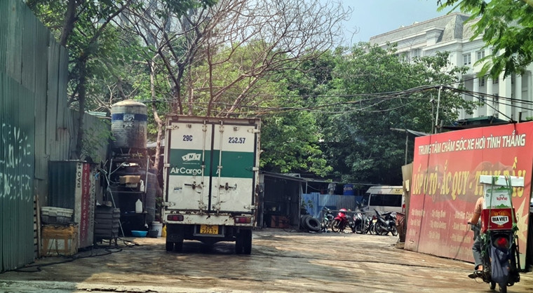 Ghi nhận của phóng viên ngày 23/8/2022, tại lô đất D27 phố Phạm Văn Bạch, nhiều gara ô tô vẫn hoạt động bình thường.