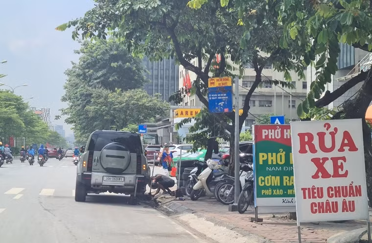 Hình ảnh nhếch nhác gây mất mỹ quan đô thị, tiềm ẩn nguy cơ tai nạn cho người tham gia giao thông qua khu vực này.