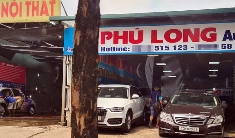 Nằm ngay cạnh là gara “Phú Long Auto”, cũng chật kín các xe ô tô của thượng đế đưa đến sửa chữa, bảo dưỡng.