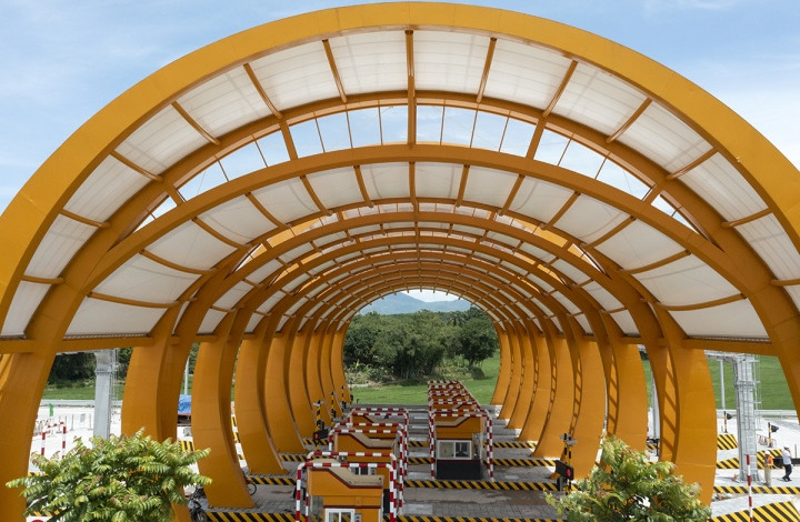 Việc thu phí sử dụng dịch vụ đường bộ đối với đường ô tô cao tốc Tiên Yên - Móng Cái được thực hiện theo phương thức thu phí kín và triển khai theo hình thức không dừng (ETC). (Ảnh: VTC News).