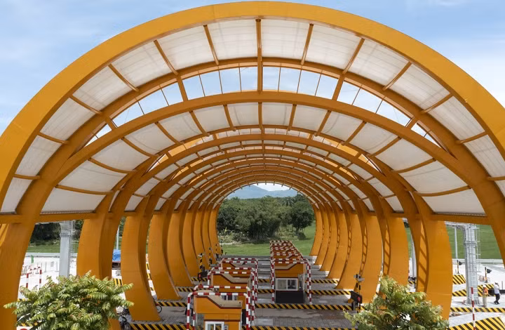 Việc thu phí sử dụng dịch vụ đường bộ đối với đường ô tô cao tốc Tiên Yên - Móng Cái được thực hiện theo phương thức thu phí kín và triển khai theo hình thức không dừng (ETC). (Ảnh: VTC News).