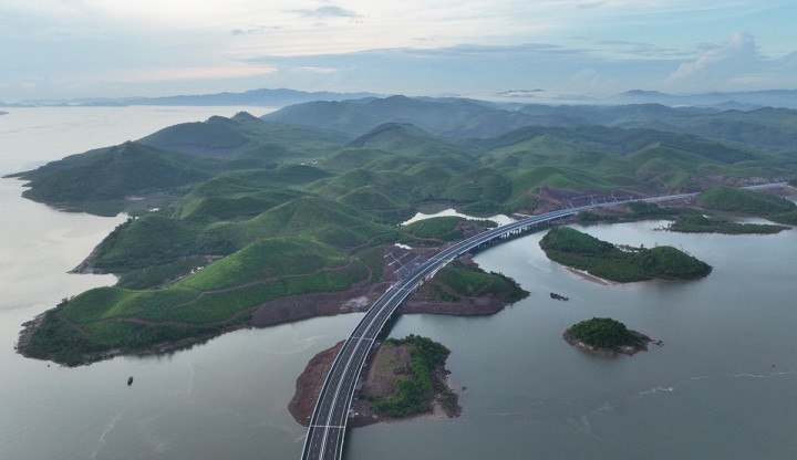 Điểm đầu của dự án nằm gần sân bay quốc tế Vân Đồn và điểm cuối đấu nối với đường dẫn cầu Bắc Luân 2 (TP Móng Cái). (Ảnh: VTC News).