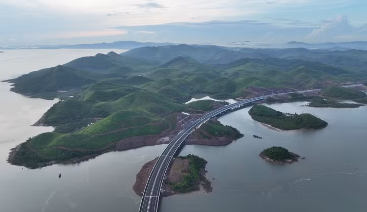 Điểm đầu của dự án nằm gần sân bay quốc tế Vân Đồn và điểm cuối đấu nối với đường dẫn cầu Bắc Luân 2 (TP Móng Cái). (Ảnh: VTC News).