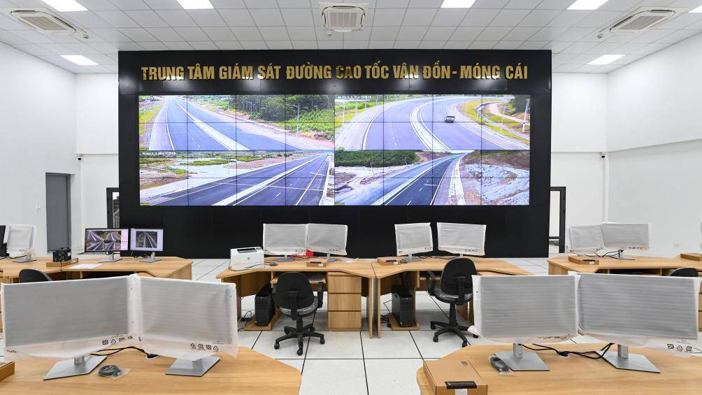 Tại nhà điều hành Tiên Yên, hệ thống giao thông thông minh ITS được trang bị hiện đại với 66 camera CCTV giám sát trên toàn bộ 63km của tuyến, ghi hình liên tục 24/24h trong mọi điều khiển thời tiết. (Ảnh: Báo Giao thông).