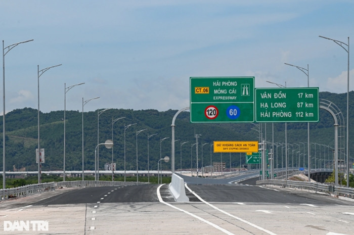 Cao tốc có quy mô 4 làn xe cơ giới với bề rộng nền đường 25,25 m, vận tốc thiết kế 120 km/h theo tiêu chuẩn TCVN 5729:2012 (vận tốc thiết kế tối đa đối với đường cao tốc tại Việt Nam). (Ảnh: Dân Trí).