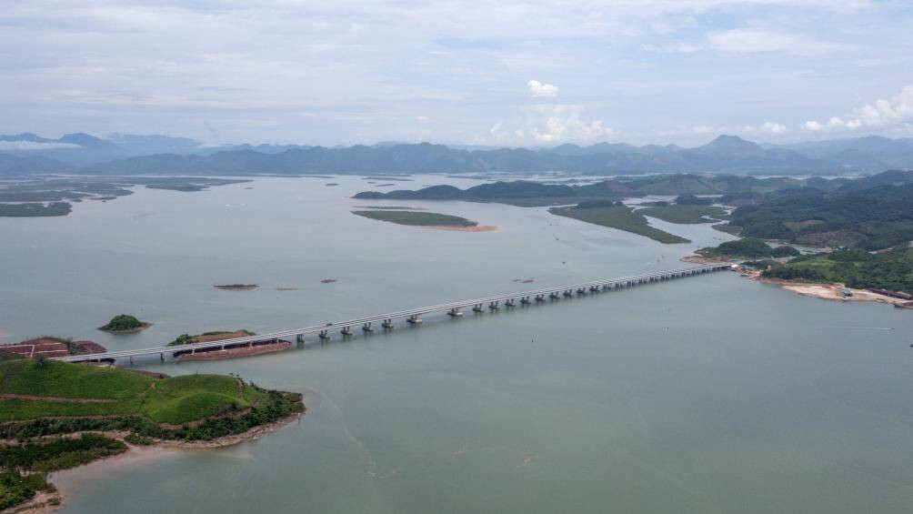 Cầu Vân Tiên cũng là cây cầu vượt biển dài nhất tỉnh Quảng Ninh với chiều dài 1.515m. (Ảnh: Báo Giao thông).