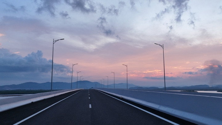 Theo lãnh đạo UBND tỉnh Quảng Ninh, Cao tốc Vân Đồn - Móng Cái là niềm tự hào của người dân Quảng Ninh, đặt kỳ vọng với sự phát triển mới khi con đường hình thành, mang nhiều giá trị khác biệt, thể hiện tư duy đổi mới. (Ảnh: Báo Giao thông).