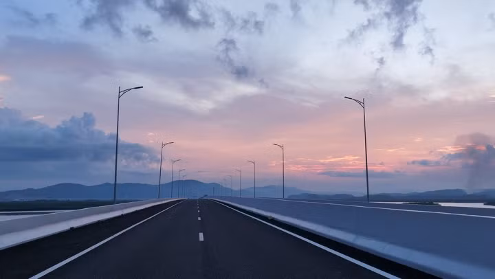 Theo lãnh đạo UBND tỉnh Quảng Ninh, Cao tốc Vân Đồn - Móng Cái là niềm tự hào của người dân Quảng Ninh, đặt kỳ vọng với sự phát triển mới khi con đường hình thành, mang nhiều giá trị khác biệt, thể hiện tư duy đổi mới. (Ảnh: Báo Giao thông).