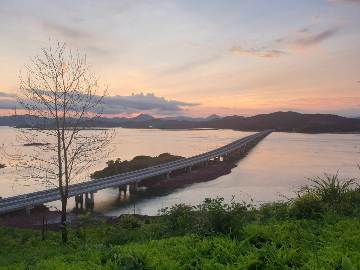 Cao tốc Vân Đồn - Móng Cái là một trong những cao tốc sở hữu nhiều cây cầu vượt biển, vượt sông suối với 32 cây cầu trên tuyến chính với tổng chiều dài là hơn 7,9 km, chiếm 10% tổng chiều dài tuyến. Trong ảnh là cầu Vân Tiên nằm trong gói dự án 16km sử dụng vốn ngân sách nhà nước. (Ảnh: Báo Giao thông).