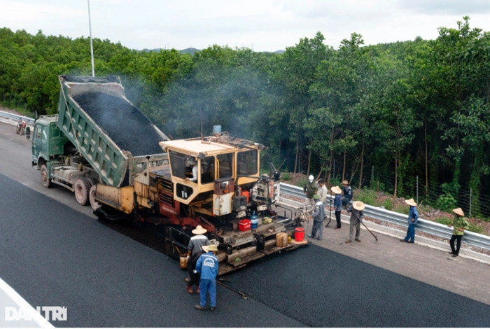 Theo báo cáo của chủ đầu tư dự án, công tác hoàn thiện các hạng mục cuối cùng đang được tiến hành khẩn trương, tăng tốc hoàn thành, tổ chức thi công liên tục trong cả 3 ca với nhiều kíp, đảm bảo chất lượng, tiến độ theo kế hoạch (trước 28/8), để công trình khánh thành và khai thác vào 1/9). (Ảnh: Dân Trí).