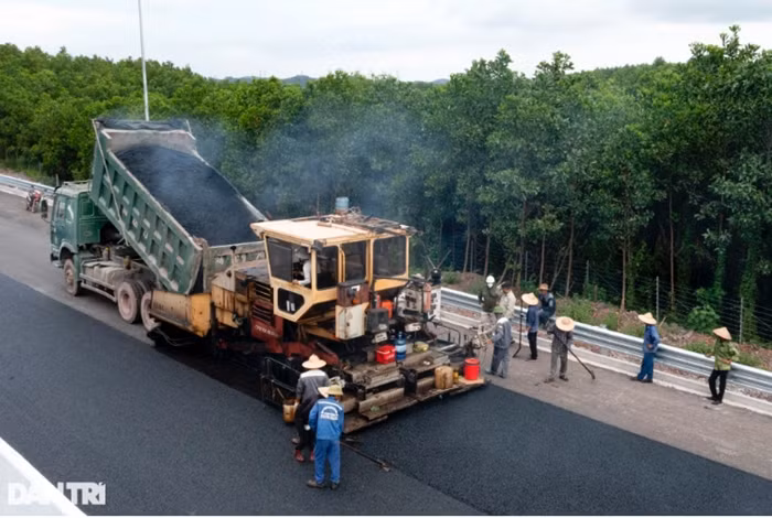 Theo báo cáo của chủ đầu tư dự án, công tác hoàn thiện các hạng mục cuối cùng đang được tiến hành khẩn trương, tăng tốc hoàn thành, tổ chức thi công liên tục trong cả 3 ca với nhiều kíp, đảm bảo chất lượng, tiến độ theo kế hoạch (trước 28/8), để công trình khánh thành và khai thác vào 1/9). (Ảnh: Dân Trí).
