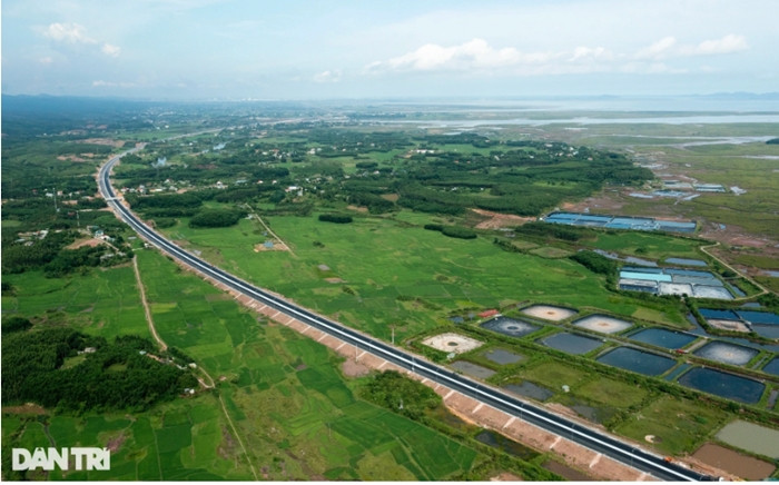 Tổng mức đầu tư ban đầu của dự án đường cao tốc Vân Đồn - Móng Cái là gần 13 nghìn tỷ đồng. Chủ đầu tư là Công ty TNHH Đầu tư và phát triển hạ tầng Vân Đồn. (Ảnh: Dân Trí).