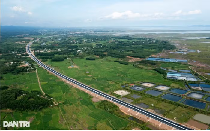 Tổng mức đầu tư ban đầu của dự án đường cao tốc Vân Đồn - Móng Cái là gần 13 nghìn tỷ đồng. Chủ đầu tư là Công ty TNHH Đầu tư và phát triển hạ tầng Vân Đồn. (Ảnh: Dân Trí).