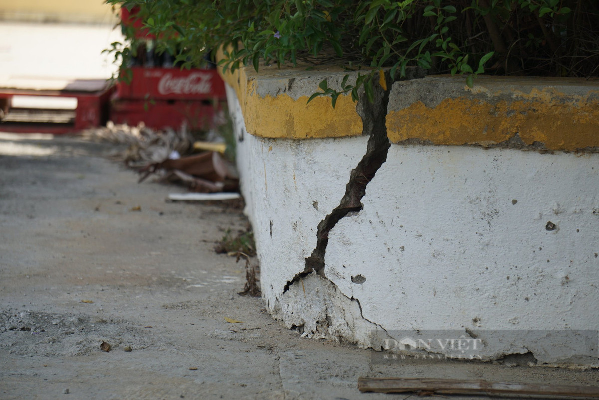 Một số hạng mục xuống cấp nghiêm trọng. (Ảnh: Dân Việt).