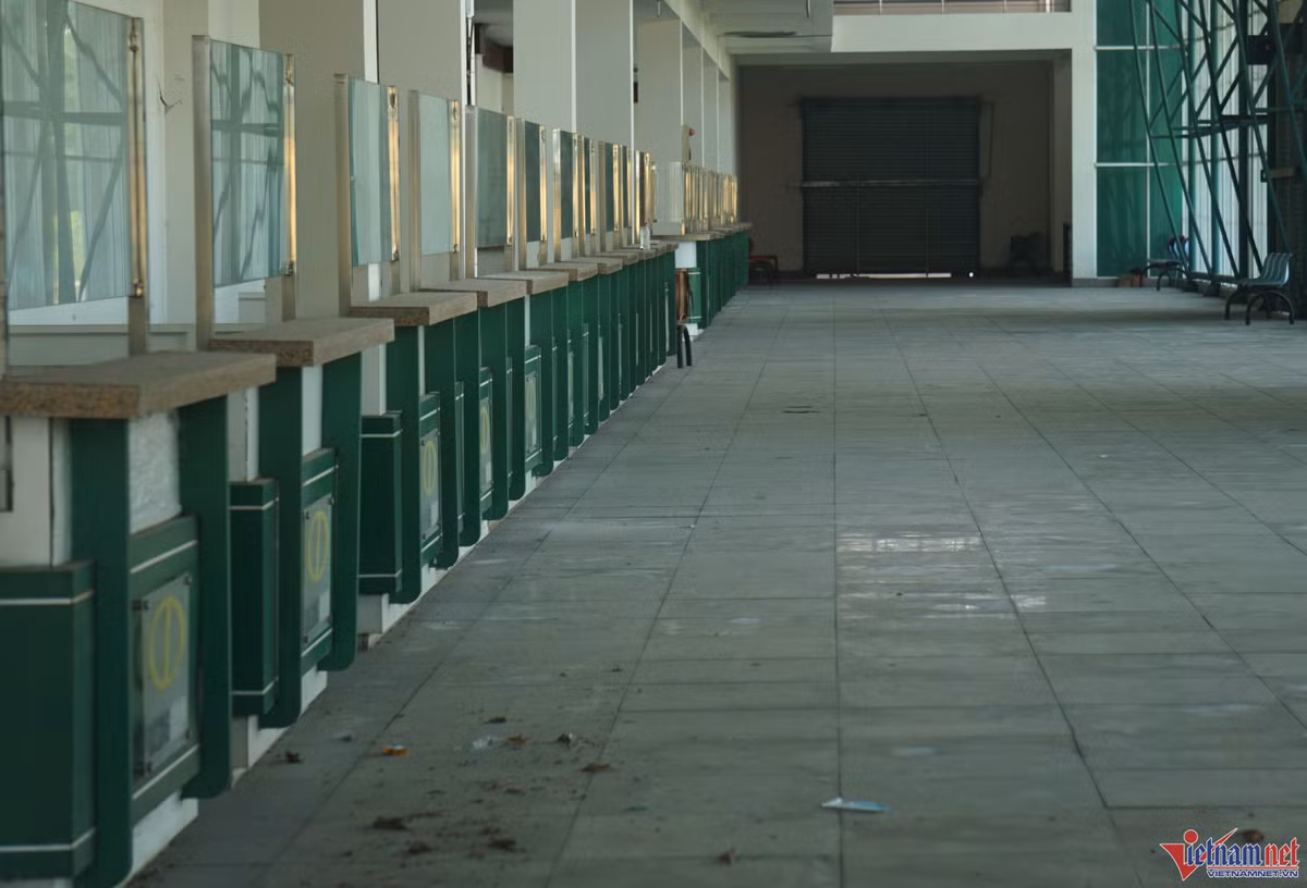 Tuy nhiên, vì nhiều nguyên nhân và vướng mắc về quy hoạch phân luồng, phân tuyến vận tải nên gần 10 năm qua, bến xe này gần như bị bỏ hoang và xuống cấp nghiêm trọng, lãng phí tài sản và đất đai. (Ảnh: Vietnamnet).