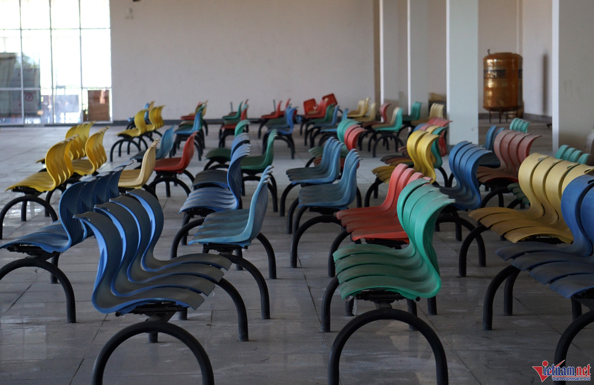 Các hạng mục tại bến xe 130 tỷ đồng như cửa, ghế ngồi, quầy bán vé, tường phía bên trong bị hỏng, thấm dột, xuống cấp, bụi bám đầy. (Ảnh: Vietnamnet).