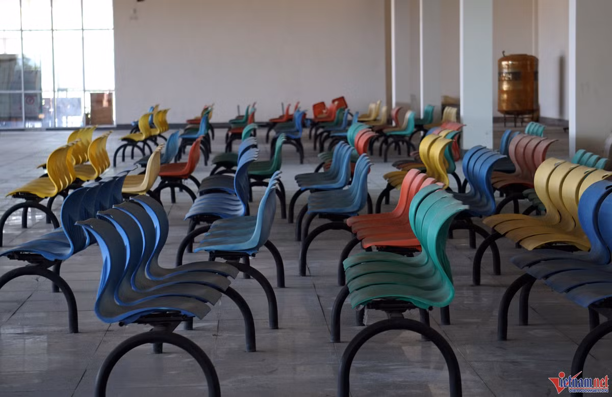 Các hạng mục tại bến xe 130 tỷ đồng như cửa, ghế ngồi, quầy bán vé, tường phía bên trong bị hỏng, thấm dột, xuống cấp, bụi bám đầy. (Ảnh: Vietnamnet).