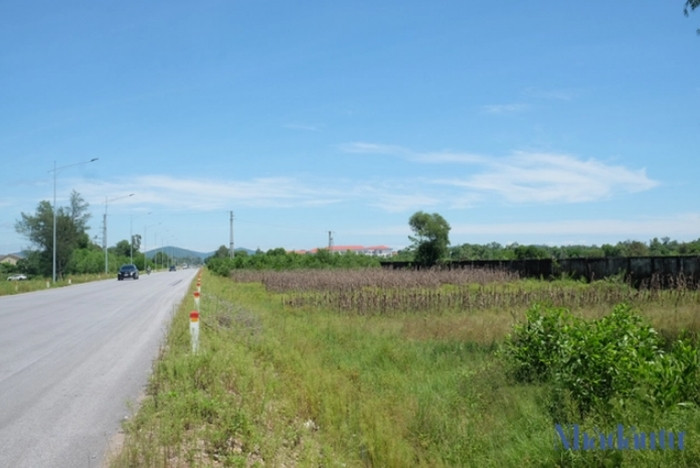 Khu đất của dự án có chiều rộng 382m bám mặt tiền quốc lộ 46 (Vinh - Cửa Lò) và chiều dài hơn 1.367m bám mặt đường Ven Biển, được bao bọc bởi tường rào vây kín. (Ảnh: Nhà đầu tư).