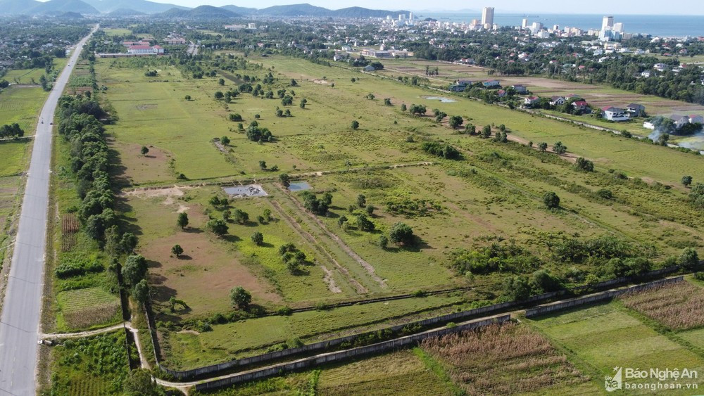 Quy mô dự án ước tính khoảng 6.500 sinh viên sau 4 năm, từ năm thứ 5 trở đi sẽ duy trì từ 8.000 - 10.000 sinh viên. Dự án có tổng mức đầu tư đăng ký hơn 345 tỷ đồng, trong đó, giai đoạn 1 của dự án khoảng 54,3 tỷ đồng; giai đoạn 2 hơn 291 tỷ đồng. Thời gian hoạt động của dự án là 50 năm. (Ảnh: Báo Nghệ An).