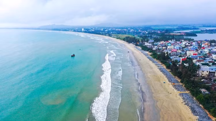 Với chiều dài 7km, bãi biển Mỹ Khê (xã Tịnh Khê, TP Quảng Ngãi, tỉnh Quảng Ngãi) được các nhà đầu tư đánh giá cao là địa chỉ tiềm năng để phát triển du lịch. (Ảnh: Kinh tế &amp; Đô thị).