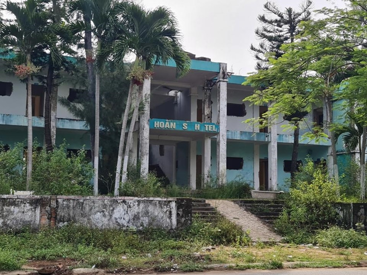 Một khách sạn ở khu vực biển Mỹ Khê bỏ hoang, xuống cấp nghiêm trọng, gây lãng phí "đất vàng". (Ảnh: Kinh tế &amp; Đô thị).