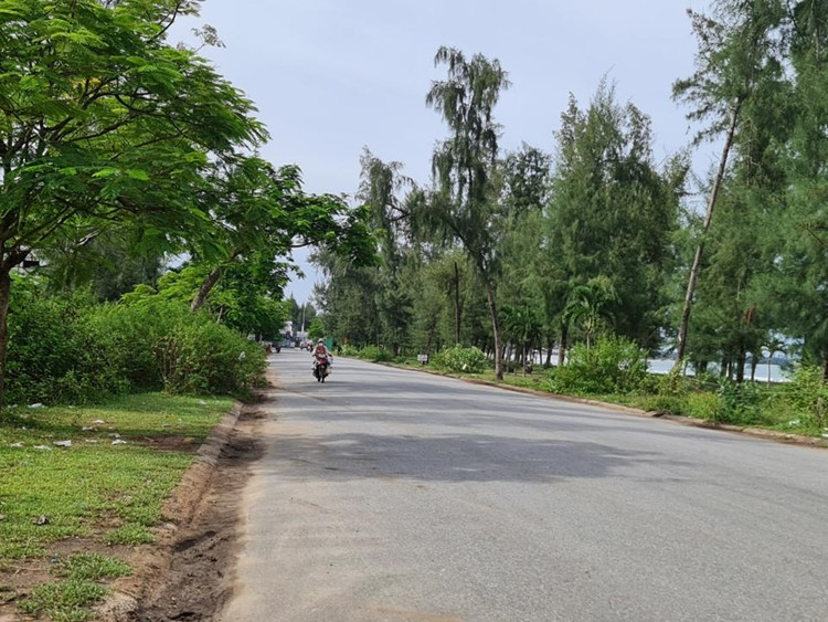 "Bên cạnh nhà đầu tư chưa đủ năng lực thì sự thay đổi của các chính sách và việc thu hút khách vào Mỹ Khê còn hạn chế cũng là nguyên nhân dẫn tới tình trạng một số nhà đầu tư ôm đất, xí phần nhưng không triển khai xây dựng dự án", ông Danh lý giải. (Ảnh: Kinh tế &amp; Đô thị).