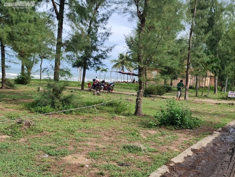 Trong khi đó, Chủ tịch UBND TP Quảng Ngãi Trà Thanh Danh cho rằng, vì nhiều nguyên nhân, suốt hàng chục năm qua, dù không ít dự án được cấp chủ trương đầu tư nhưng đến nay, khu vực bãi biển Mỹ Khê vẫn chưa có dự án nào về du lịch được triển khai hoàn thiện. (Ảnh: VTC News).