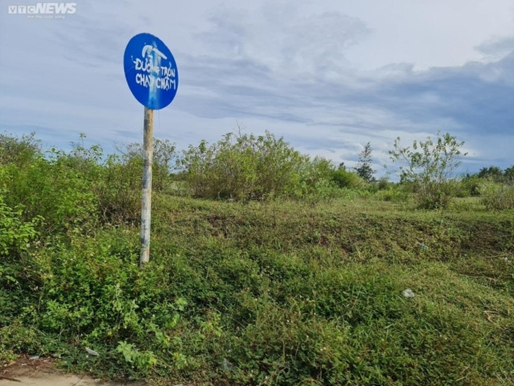 Nhiều nhà đầu tư "vẽ" loạt dự án như khu nhà vườn sinh thái biển, khách sạn, biệt thự, nhà hàng, khu tắm biển và dịch vụ tắm biển ở Mỹ Khê nhưng mãi vẫn không thấy dự án hoàn thành thi công, đưa vào sử dụng. (Ảnh: VTC News).