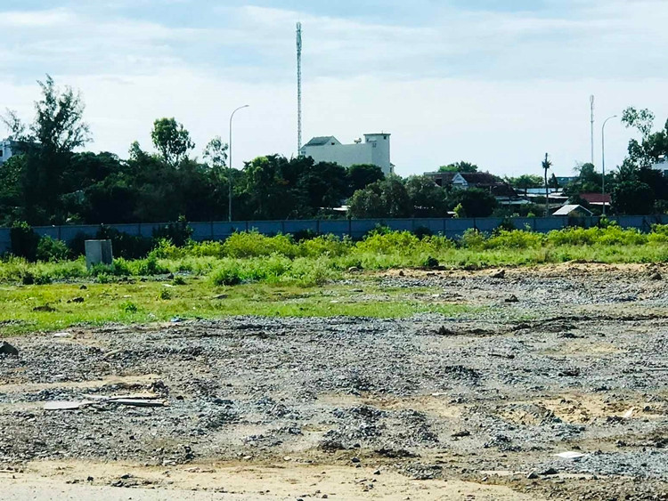 Dự án khu du lịch nghỉ dưỡng tại bãi biển Mỹ Khê đã rào chắn, bỏ hoang nhiều năm. (Ảnh: Môi trường và Đô thị).