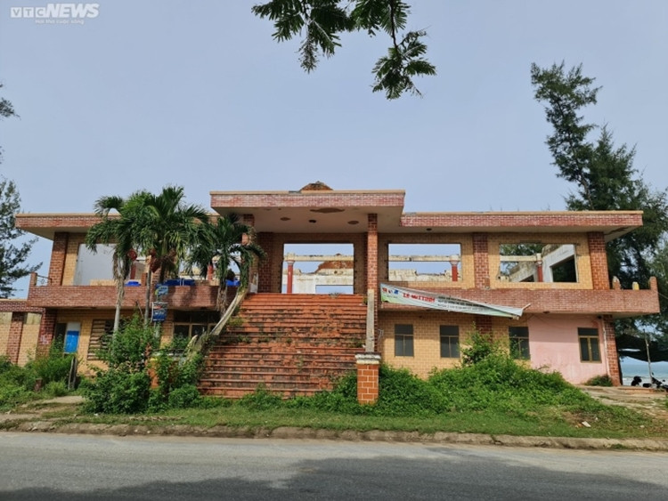 Tuy nhiên, nhiều năm qua, một số dự án được quy hoạch trên những khu "đất vàng" ven biển Mỹ Khê lại triển khai một cách ì ạch, thậm chí dang dở rồi bỏ hoang, nhếch nhác. (Ảnh: VTC News).