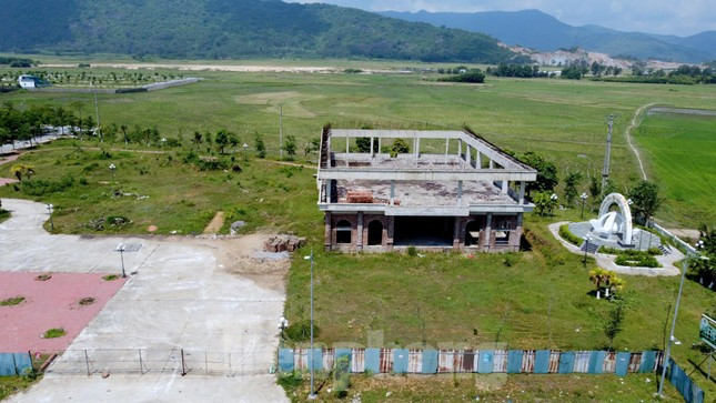 Theo quy hoạch phê duyệt, dự án được xây dựng với quy mô diện tích hơn 6ha tại khu đất "vàng" ở thôn Bắc Sơn, lưng dựa núi Hồng Lĩnh, mặt hướng ra biển. (Ảnh: Tiền Phong).