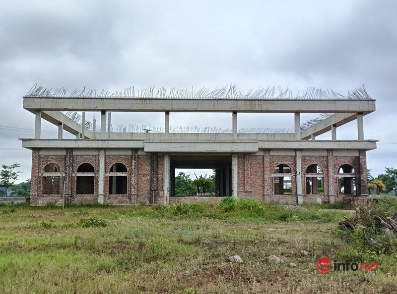 Dự án được thực hiện với quy mô gồm: Xây dựng hệ thống hạ tầng kỹ thuật như đường giao thông nội bộ, hệ thống cấp điện… tại 174 lô đất nền; khu trung tâm thương mại 2 tầng nổi; khách sạn 7 tầng, được thiết kế theo tiêu chuẩn 3 sao với 50 phòng; xây dựng cổng chào của xã Cương Gián; cùng với đó là các hệ thống công viên cây xanh, khu xử lý nước thải. (Ảnh: Infonet).