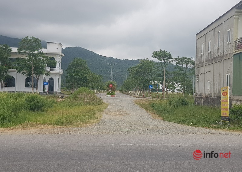 Đại diện UBND xã Cương Gián cho biết, việc đường đấu nối từ đường 22/12 vào khu đô thị vẫn chưa thực hiện do vướng mắc trong giải phóng mặt bằng, chủ đầu tư vẫn chưa thực hiện chi trả tiền bồi thường xong. Chính quyền địa phương nhiều lần làm báo cáo gửi UBND huyện để làm việc với chủ đầu tư nhằm đưa ra phương án giải quyết. (Ảnh: Infonet).