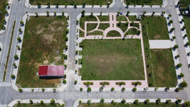 Đến nay, sau 4 năm được chấp thuận chủ trương đầu tư, dự án khu dân cư đô thị mới chỉ hoàn thiện việc phân lô, bán nền, khuôn viên cây xanh, cổng chào còn các hạng mục khác đang dang dở. (Ảnh: Tiền Phong).