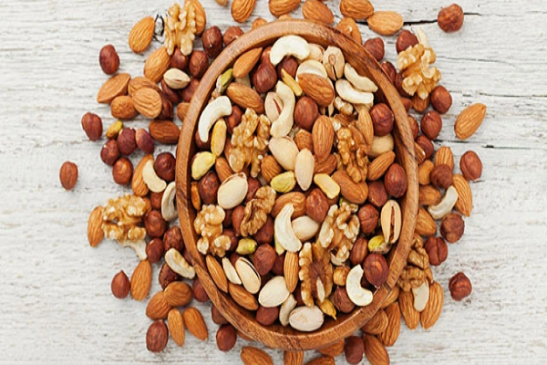 10. Quả hạch: Một nghiên cứu được công bố trên Tạp chí Dịch tễ học Hoa Kỳ cho thấy rằng bổ sung đủ lượng vitamin E có thể giúp ngăn ngừa suy giảm nhận thức, đặc biệt là ở người cao tuổi. Quả hạch là một nguồn cung cấp vitamin E tuyệt vời cùng với các loại rau lá xanh, măng tây, ô liu, hạt, trứng, gạo lứt và ngũ cốc nguyên hạt.