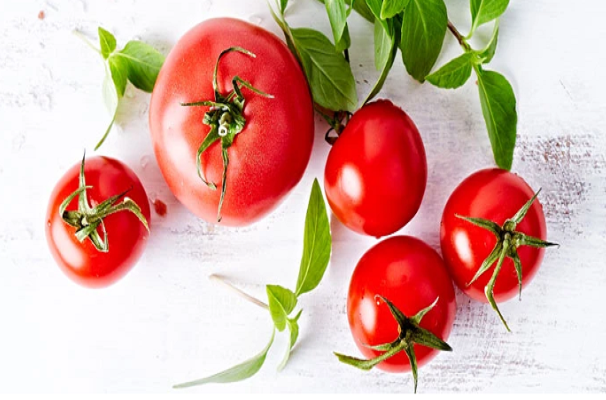 4. Cà chua: Có thể ngăn ngừa tác hại của các gốc tự do. Có bằng chứng cho thấy rằng lycopene, một chất chống oxy hóa mạnh được tìm thấy trong cà chua, có thể giúp bảo vệ chống lại tổn thương của các gốc tự do đối với tế bào xảy ra trong sự phát triển của chứng sa sút trí tuệ, đặc biệt là bệnh Alzheimer.