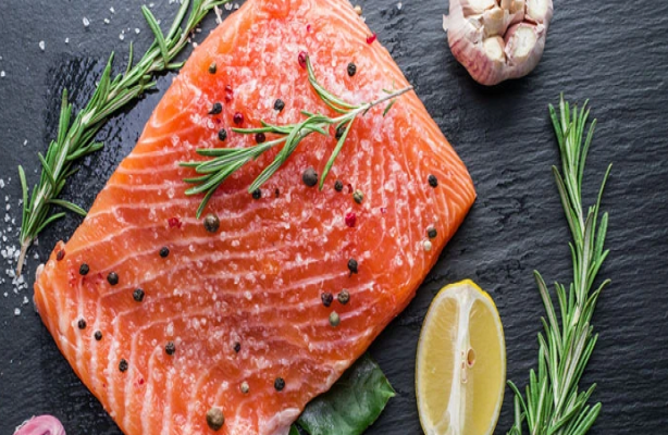 2. Cá béo: Sở dĩ cá béo là thực phẩm tốt cho trí não là nhờ chúng chứa chất béo omega-3 ở dạng chế biến sẵn, nghĩa là cơ thể có thể sử dụng nó một cách dễ dàng.