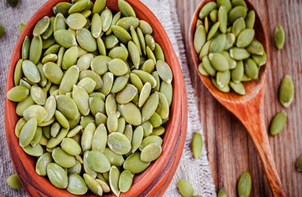 7. Hạt bí ngô: Có thể tăng cường trí nhớ và cải thiện tâm trạng. Hạt bí ngô giàu kẽm hơn nhiều loại hạt khác, giúp tăng cường trí nhớ và kỹ năng tư duy. Loại thực phẩm này còn chứa nhiều magiê chống căng thẳng; vitamin B và tryptophan là tiền thân của chất làm dịu thần kinh serotonin giúp tâm trạng tốt.