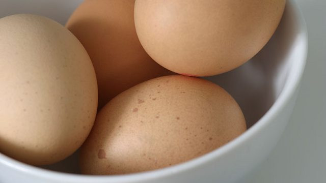 Các vitamin B khác bao gồm vitamin B1, B3 và choline đóng một phần quan trọng trong việc điều chỉnh chức năng bình thường của não. Trong đó, choline, có nhiều trong lòng đỏ trứng, rất cần thiết cho chất tăng cường trí nhớ của não là acetylcholine.