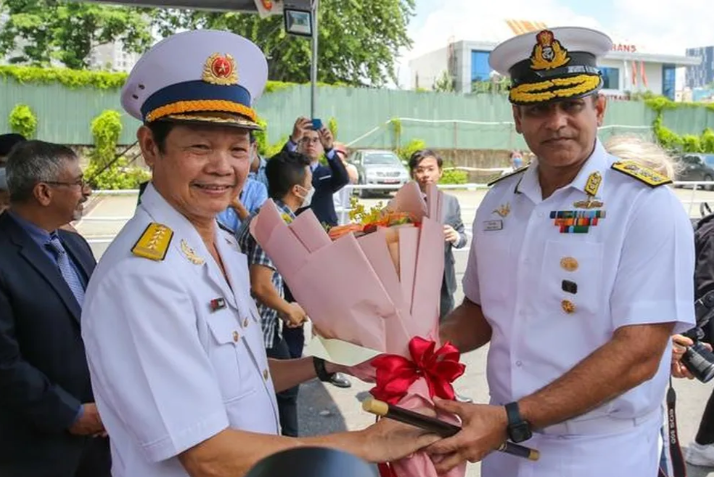 Can canh tau chien tang hinh cua An Do vua den tham TP HCM-Hinh-7